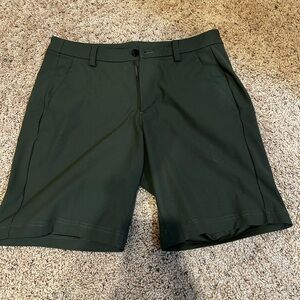 Lululemon men's sz 32 shorts excellent condition
